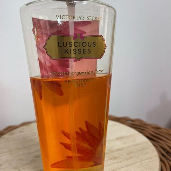 VICTORIA'S SECRET Luscious Kisses Refreshing Body Mist 8.4 oz  Pre Owned READ - Picture 4 of 6